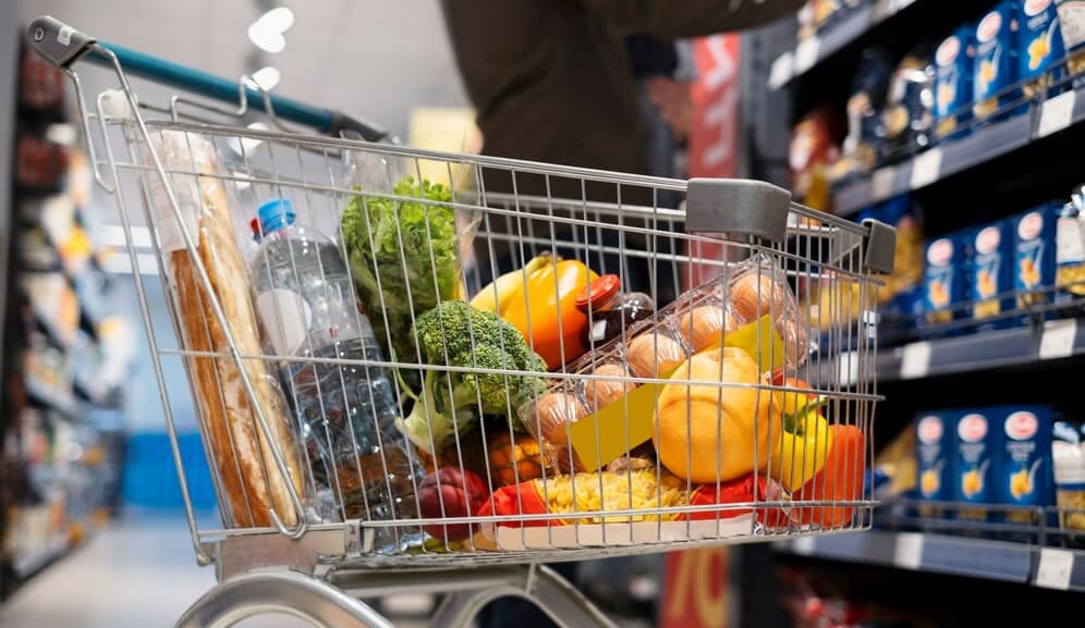 Até que horas fica aberto o supermercado mais próximo